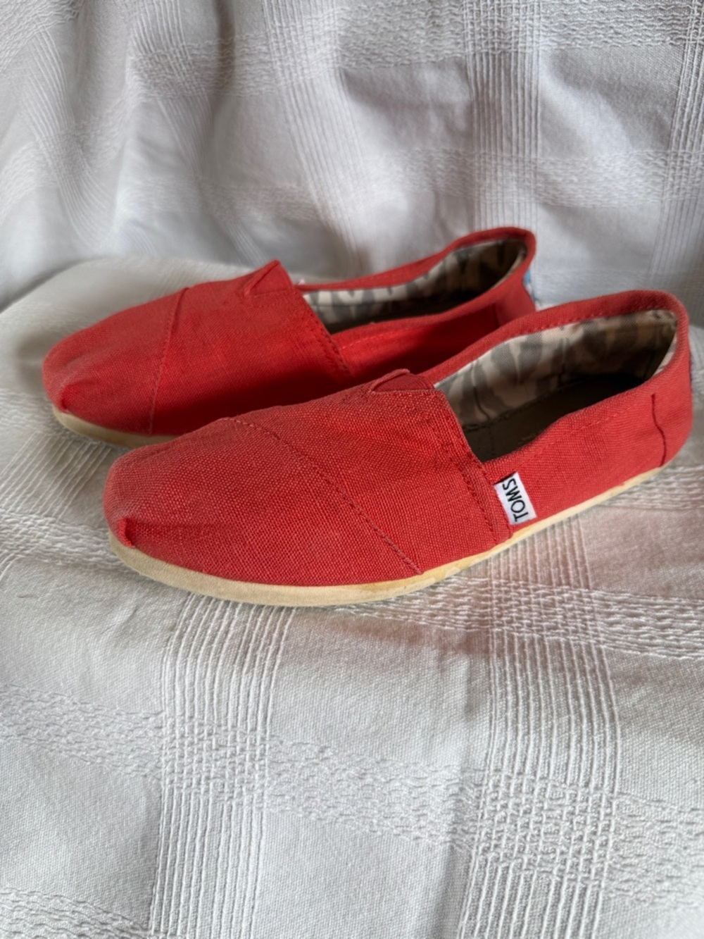 Toms Slip-On Canvas Shoes in salmon color size 8M